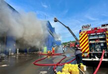 Der Brand in einer Halle einer Entsorgungsfirma in Königs Wusterhausen ist gelöscht. 