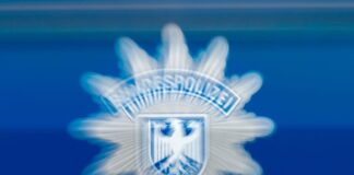 Bei einem Einsatz am Bahnhof Lichtenberg nahmen Polizeibeamte einen Mann fest, der mit einer Softairwaffe in die Luft geschossen haben soll. (Symbolbild)