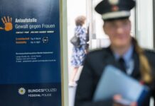 Die Polizeibeamtinnen, die am Berliner Ostbahnhof künftig für Frauen da sind, die Opfer häuslicher Gewalt wurden, haben sich freiwillig für diese Aufgabe gemeldet.