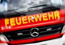 Die Feuerwehr ist mit etwa 60 Kräften im Einsatz. (Symbolbild)