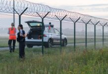 Nach Angaben der Brandenburger Landespolizei haben sich zwei Menschen auf dem Flughafengelände festgeklebt.