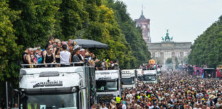 Die Technoparade "Rave The Planet" auf der Straße des 17. Juni. Foto: IMAGO / Funke Foto Services