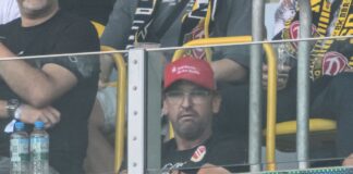 Cottbus-Trainer Claus-Dieter Wollitz sitzt nach seiner Sperre auf der Dresdner Tribüne.