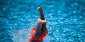 Sicherheitsmitarbeiter bereicherten sich durch den illegalen Verkauf von Schwimmbadtickets. (Archivfoto)