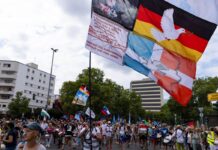 Tausende  von Teilnehmern der «Querdenker»-Demonstration zogen am Samstag durch die Berliner Innenstadt.