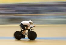 Felix Groß hat bei den deutschen Meisterschaften in Berlin den Titel in der 4000-Meter-Einzelverfolgung gewonnen.