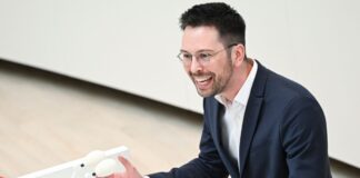 Der AfD-Landtagsabgeordnete Dennis Hohloch sorgte mit Äußerungen vor Grundschülern im Landtag für Empörung. Auch die Formate für Schüler sollen noch einmal überprüft werden. (Archivbild)