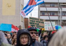 Eine Demonstration in der Lausitz-Stadt Forst gegen Rassismus im Februar 2024. (Archivfoto)