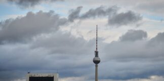 Vor einigen Wolken steht der Fernsehturm in Berlin. (Archivbild)