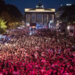 Zehntausende tanzen am Abend auf der Straße des 17. Juni während der Technoparade «Rave The Planet».