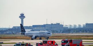Nach einer Störaktion am Frankfurter Flughafen gibt es Durchsuchungen bei der Letzten Generation. (Archivild) 