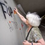 Kaum eine halbe Minute braucht Irmela Mensah-Schramm, um einen Schriftzug mit ihrer Spraydose zu überschreiben.