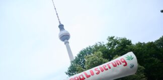 Im Sommer 2023 demonstrierten auf der Hanfparade in Berlin noch Hunderte für die Legalisierung von Cannabis - auch mit diesem übergroßen Joint-Nachbau auf einem Wagen. (Archivbild)