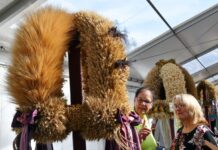 Beim Erntefest werden auch die schönsten Erntekronen prämiert. (Archivbild)