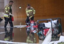 Polnische Feuerwehrmänner arbeiten im Hochwasser. In den kommenden Tagen wird in großen Teilen des Landes mit Starkregen und Überschwemmungen gerechnet. (Archivbild)