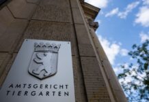 Ein 20-Jähriger muss sich wegen mehrerer Aktionen in Schleswig-Holstein vor dem Amtsgericht Tiergarten in Berlin verantworten.