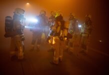 Die Feuerwehr übt viele Stunden lang in dem Tunnel.