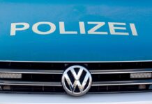 Die Polizei ist bei einem Autokorso im Westen Berlins im Einsatz und greift bei Verstößen gegen Auflagen ein. (Symbolbild)