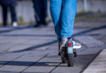 Fahrer stürzt mit Elektro-Scooter und stirbt. (Symbolbild)