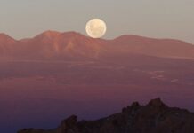 Der Mond ist von San Pedro de Atacama aus über der Atacama-Wüste zu sehen. Beim Planetologiekongress geht es aber nicht nur um den Mond. (Archivbild)