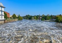 Am Stadtzentrum von Guben fließt der deutsch-polnische Grenzfluss Neiße vorbei, dessen Wasserstand weiter steigen soll. Die Städte auch an Oder, Neiße und Elbe beobachten die Entwicklung sehr genau.