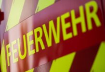 Die Feuerwehr rückte mit mehr als 100 Einsatzkräften aus. (Symbolbild)