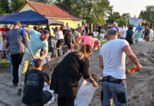 Einwohner von Lebus, einer Kleinstadt etwa zehn Kilometer nördlich von Frankfurt (Oder), befüllen Sandsäcke gegen das drohende Hochwasser vom deutsch-polnischen Grenzfluss Oder.