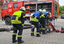 Schüler einer 10. Klasse aus Prenzlau üben im Feuerwehrunterricht einen Löscheinsatz