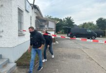 Polizisten durchsuchen Räume des Islamischen Zentrum in Fürstenwalde.