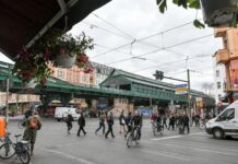 An der Eberswalder Straße/Schönhauser Allee im Prenzlauer Berg sollen rund 100 Personen randaliert und Parolen mit Palästina-Bezug gerufen haben. (Archivbild)