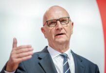 Brandenburgs SPD-Ministerpräsident Dietmar Woidke dringt auf mehr gegenseitigen Respekt im Landtag (Archivbild). 