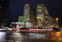 Bunt in der Dunkelheit: Bei der Generalprobe für das "Festival of Lights" gab es am Potsdamer Platz ungewöhnliche Farbspiele.