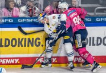 Eisbären-Profi Frederik Tiffels (r) hofft auf einen Auswärtssieg in München.