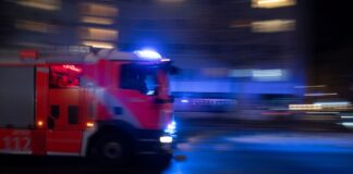 Feuerwehr löscht Wohnungsbrand in Friedrichshain (Illustration)