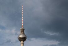 Wechselnde Bewölkung und vereinzelt Regen werden in Berlin und Brandenburg erwartet. (Symbolbild)