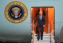 US-Präsident Joe Biden steigt am Flughafen in Berlin aus der Airforce One.