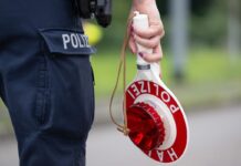 Am Busbahnhof Dessau hat die Polizei einen betrunkenen Busfahrer aus dem Verkehr gezogen. Er fuhr Schienenersatzverkehr, auch über die Autobahn. 