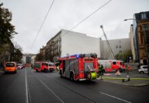 Mindestens 20 Einsatzfahrzeuge sind vor Ort.