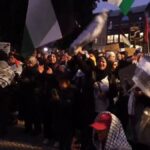 Als die Demonstrantinnen und Demonstranten in Berlin von dem Angriff hören, feiern sie lautstark.