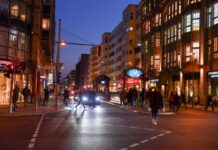 Die Rundum-Grün-Ampel am Checkpoint Charlie in Berlin-Kreuzberg ist seit langem umstritten. (Archivfoto)