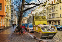 Ein voller Müllcontrainer in einer Berliner Straße. Foto: Gepard