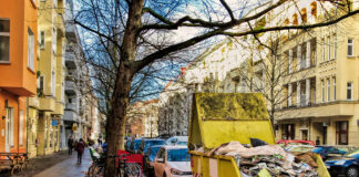 Ein voller Müllcontrainer in einer Berliner Straße. Foto: Gepard