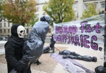 Als Tod verkleidete Demonstranten protestierten vor der russischen Botschaft in Berlin gegen den Krieg in der Ukraine.