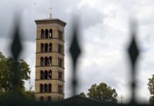 Einst marode, nun ist der 42 Meter hohe Glockenturm der Friedenskirche im Park Sanssouci mithilfe von Millionen-Spenden gerettet. 