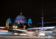 So wurde der Berliner Dom im vergangenen Jahr angestrahlt (Archivbild) 