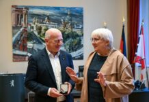 Berlins Regierender Bürgermeister Kai Wegner (CDU) und Kulturstaatsministerin Claudia Roth (Grüne) haben den Standort für das zentrale Mahnmal für die Opfer der kommunistischen Gewaltherrschaft bekanntgegeben. (Archivbild)