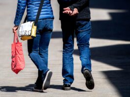 Einige Brandenburger werden am Reformationstag zum Shopping nach Berlin fahren. (Symbolbild)