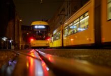 Der E-Scooter-Fahrer übersah beim Verlassen einer Baustelle die Tram. (Symbolbild)