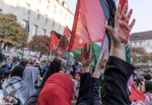 Am Hermannplatz in Neukölln drängten sich die Teilnehmer einer Demonstration, die gegen die Krieg in Gaza demonstrieren wollten. 