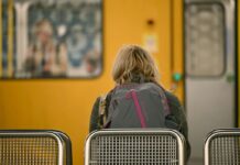 Die Berliner Grünen wollen die Sicherheit für weibliche Fahrgäste verbessern und schlagen spezielle Frauen-Abteile in der U-Bahn vor. (Archivbild)